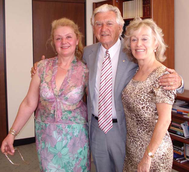 PHOTO: (left) Aniela Kos, (centre) Hon. Bob Hawke, the Former Prime Minister of Australia and (left) Blanche D'Alpuget (2007) |VIDEO: Aboriginal art exhibition in Galeria Aniela (2007)